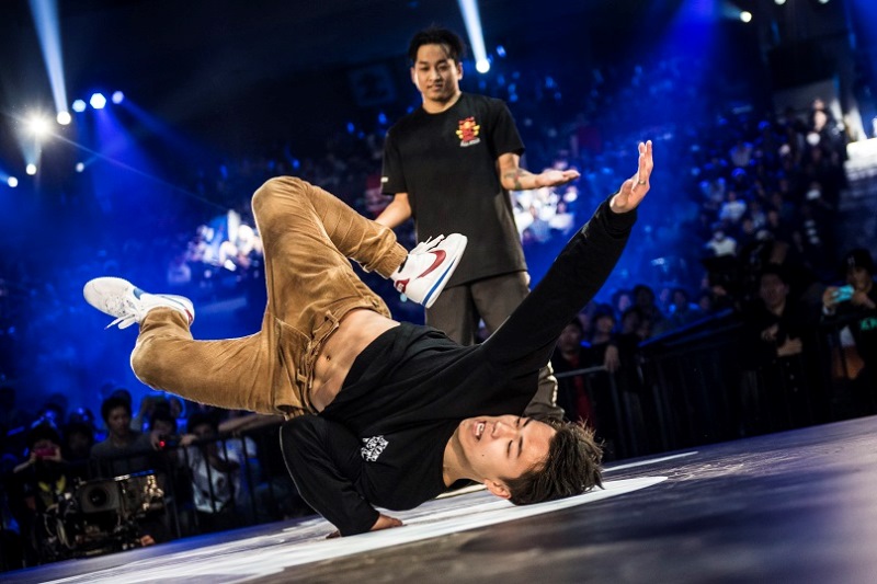 B-Boy Issei (L) of Japan performs against B-Boy Hong 10 (R) of Korea during the Red Bull BC One World Final 2016 at the Aichi Prefectural Gymnasium in Nagoya, Japan on December 3, 2016. // Jason Halayko/Red Bull Content Pool // For more content, pictures and videos like this please go to www.redbullcontentpool.com.