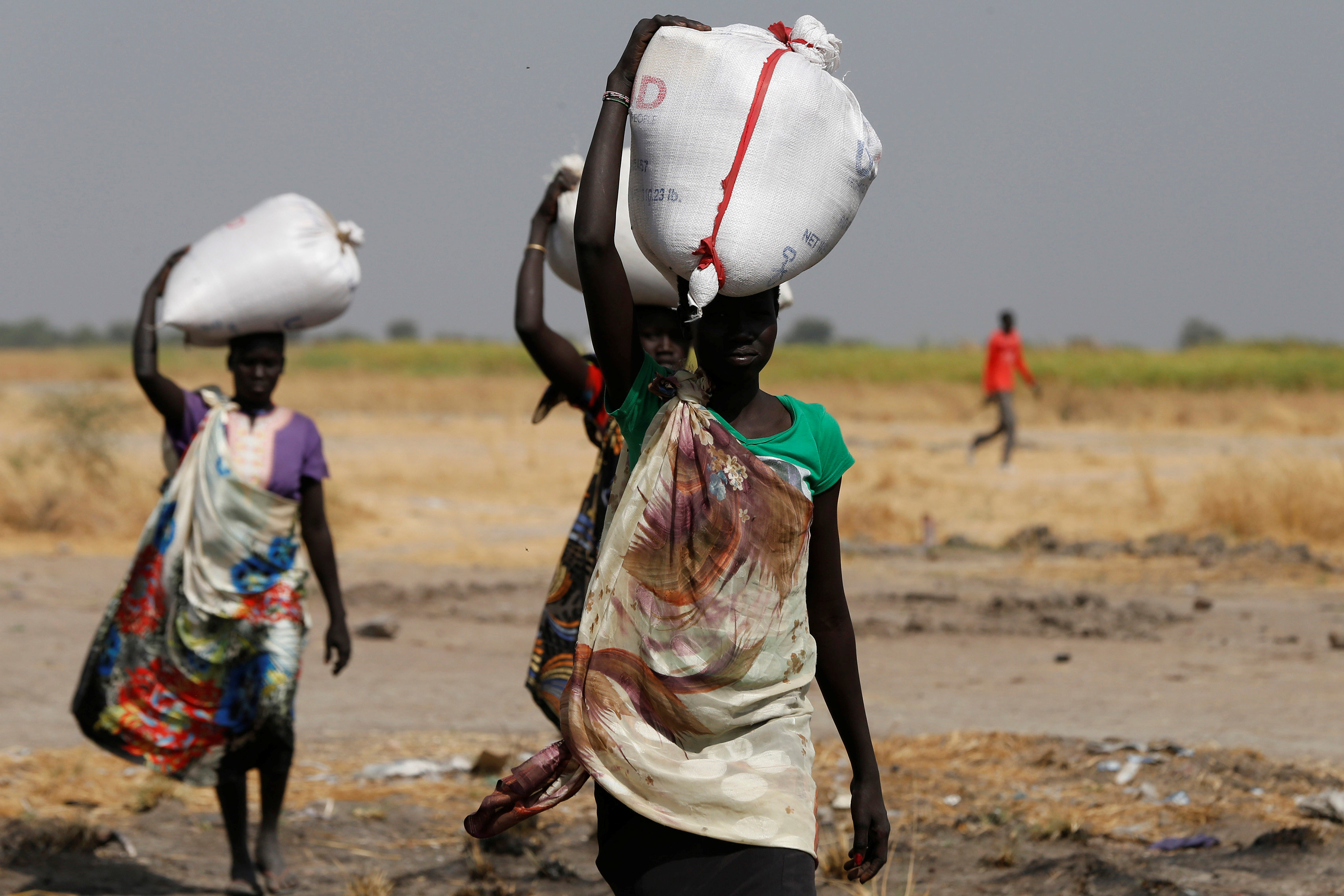 Women carry sacks of food in Nimini village, Unity State, northern South Sudan, February 8, 2017.  REUTERS/Siegfried Modola