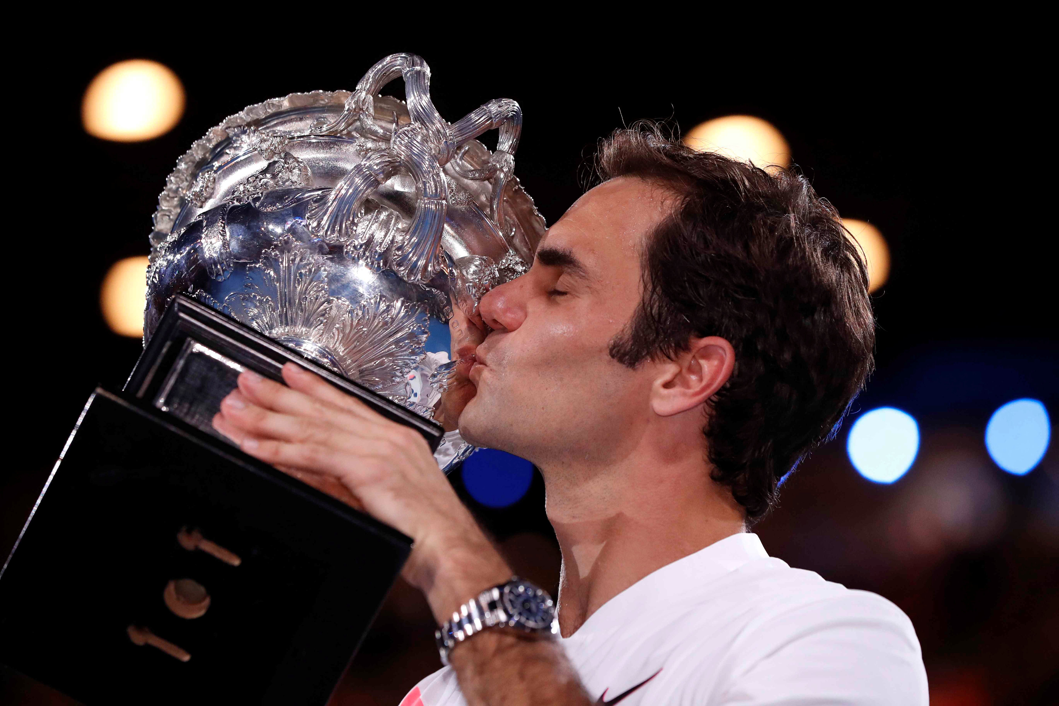 Federer fights off Cilic to win sixth Australian Open
