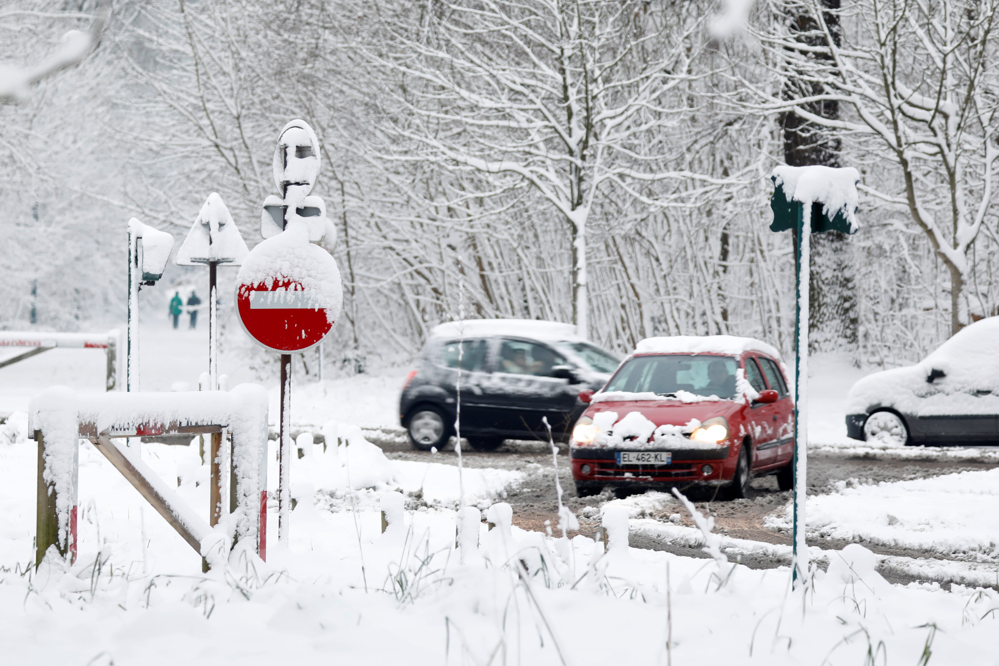 snow-blankets-paris-and-northern-france-transport-disrupted-emtv-online