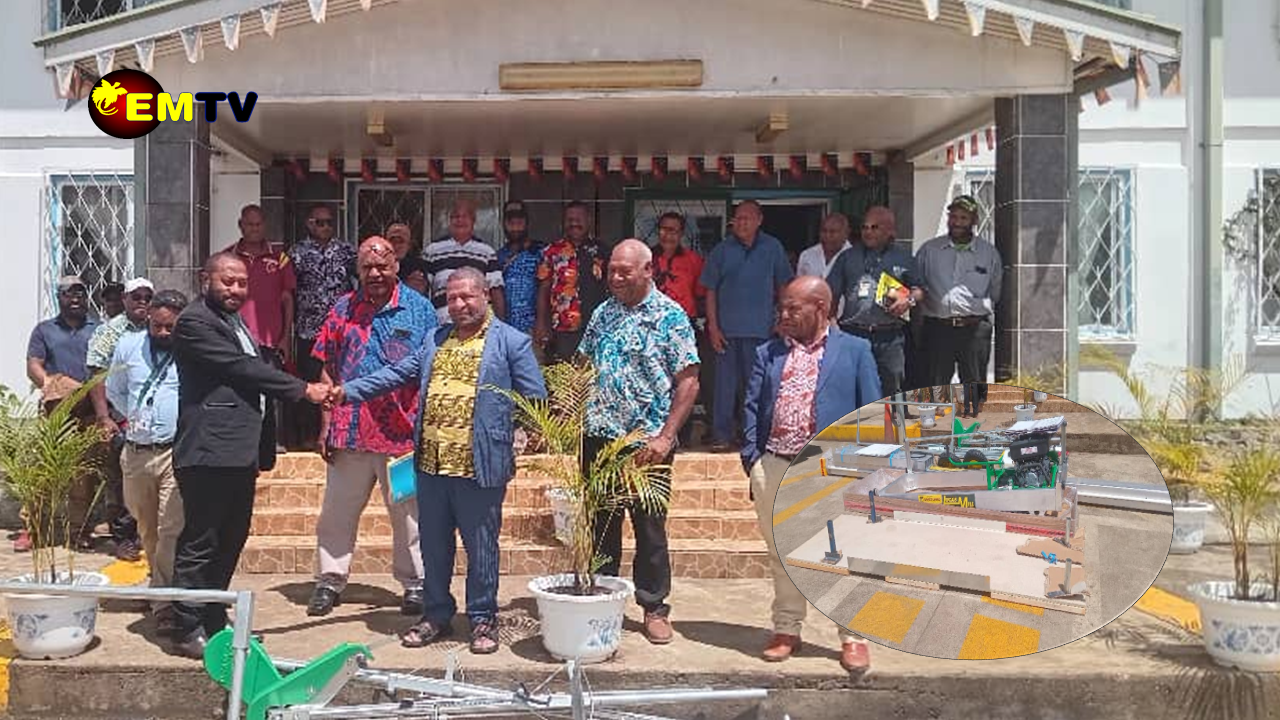 Okapa DDA PRESENTS SAWMILL TO BUILD NEW HOUSES FOR HEALTH WORKERS IN OKAPA ...