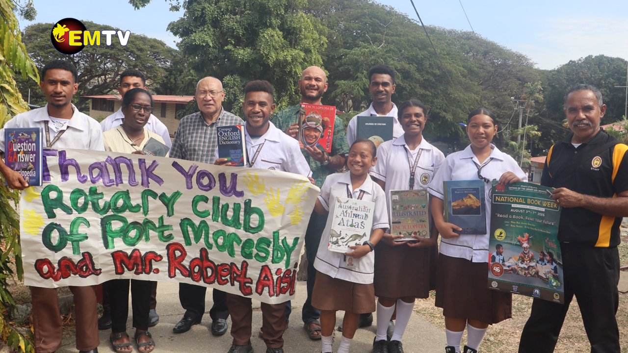 ROTARY AND BUK BILONG PIKININI DONATE 570 BOOKS TO BADIHAGWA
